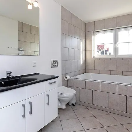 8 Person On A In Appartamento