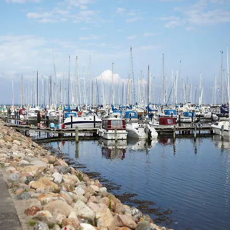 8 Person On A In Appartamento